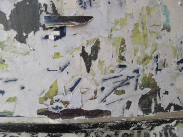 affiches_sur_mur.jpg